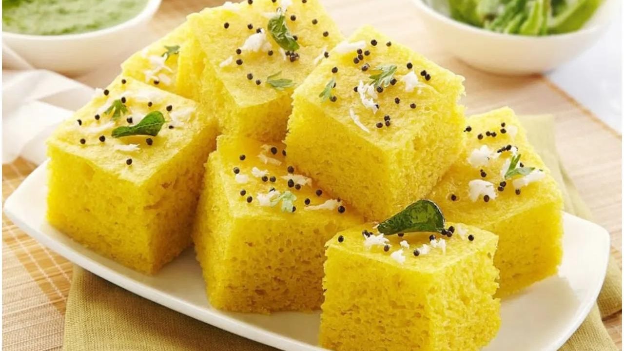 Dhokla Recipe: आसानी से बनाएं स्पॉंजी सूजी ढोकला, बच्चों को जरूर पसंद आएगा!