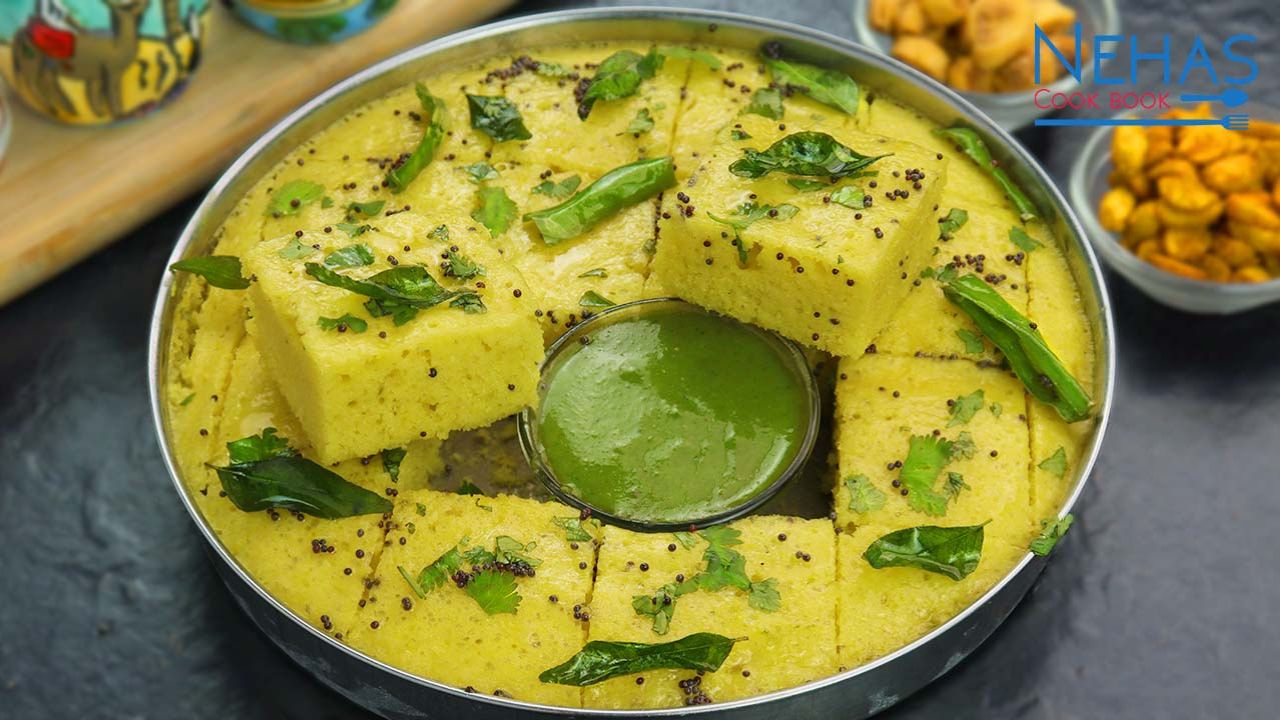 Dhokla Recipe: आसानी से बनाएं स्पॉंजी सूजी ढोकला, बच्चों को जरूर पसंद आएगा!