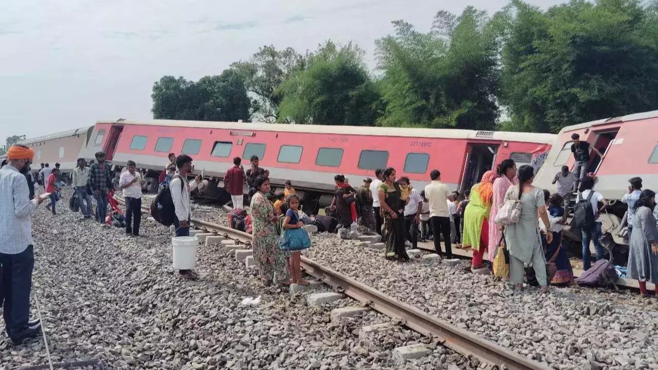 Uttar Pradesh: गोंडा ट्रेन हादसे में मृतकों की संख्या चार हुई, रेलवे ने उच्च स्तरीय जांच शुरू की