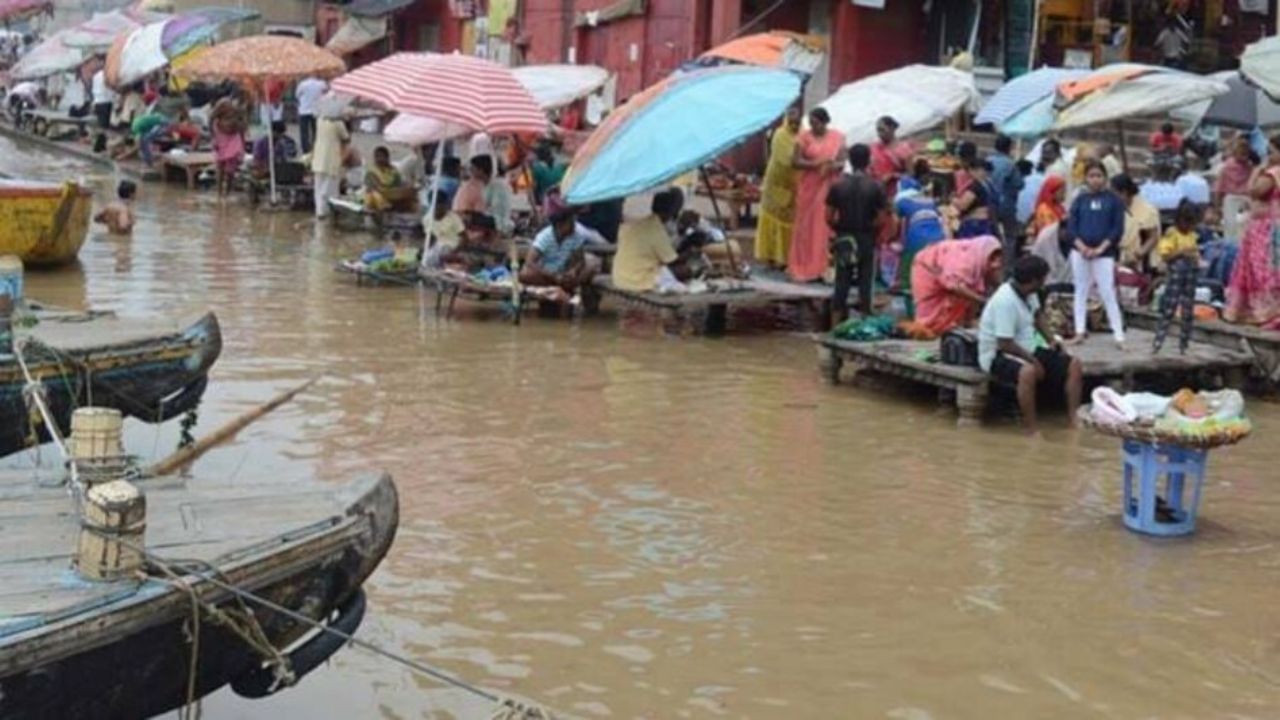 Ganga flood in Varanasi: 84 घाटों की कनेक्टिविटी टूटी, मंदिरों में भर गया 20 फीट से अधिक पानी