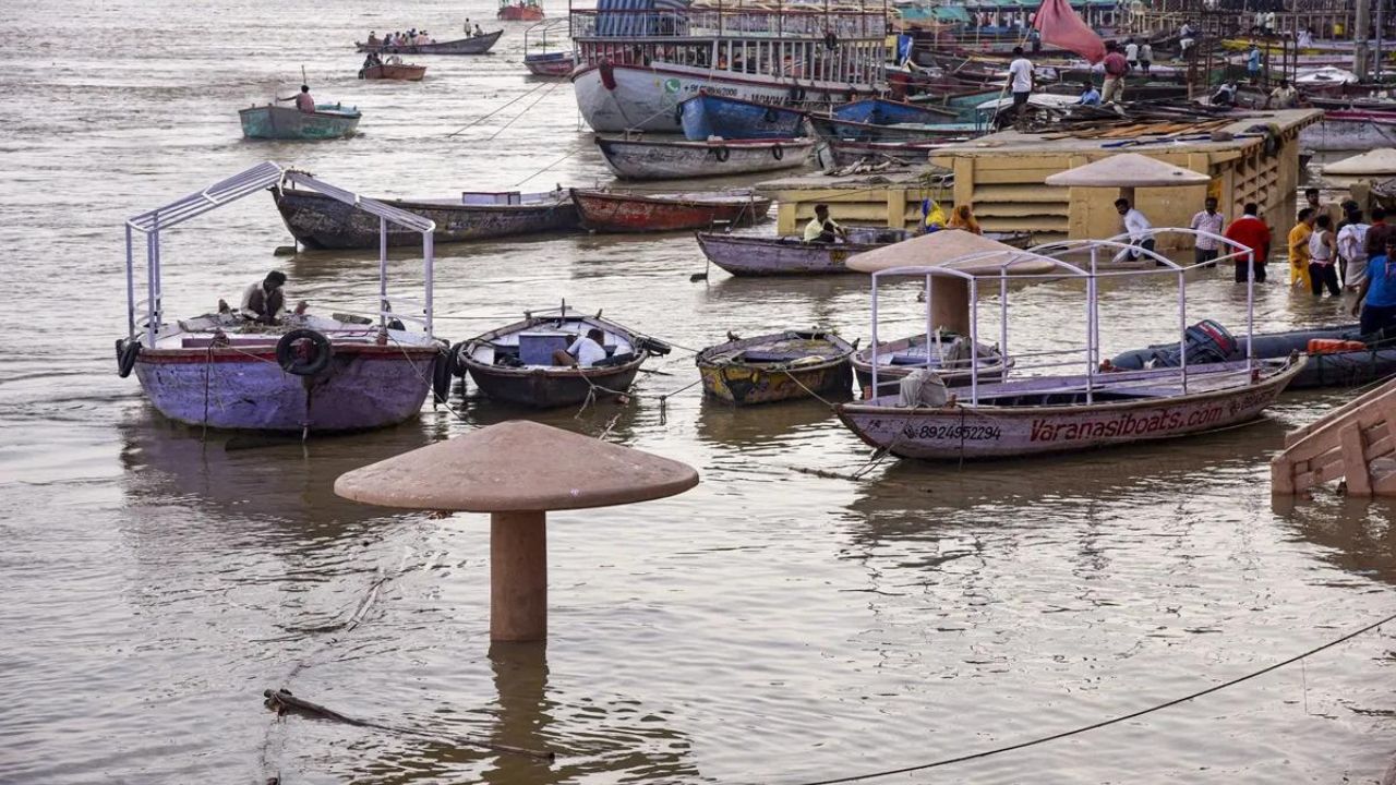 Ganga flood in Varanasi: 84 घाटों की कनेक्टिविटी टूटी, मंदिरों में भर गया 20 फीट से अधिक पानी