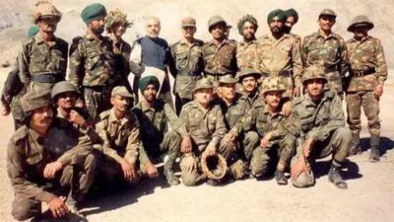 Kargil war: नरेंद्र मोदी की सेना से मुलाकात की तस्वीरें जब कर्गिल युद्ध के दौरान भारी गोलीबारी हो रही थी