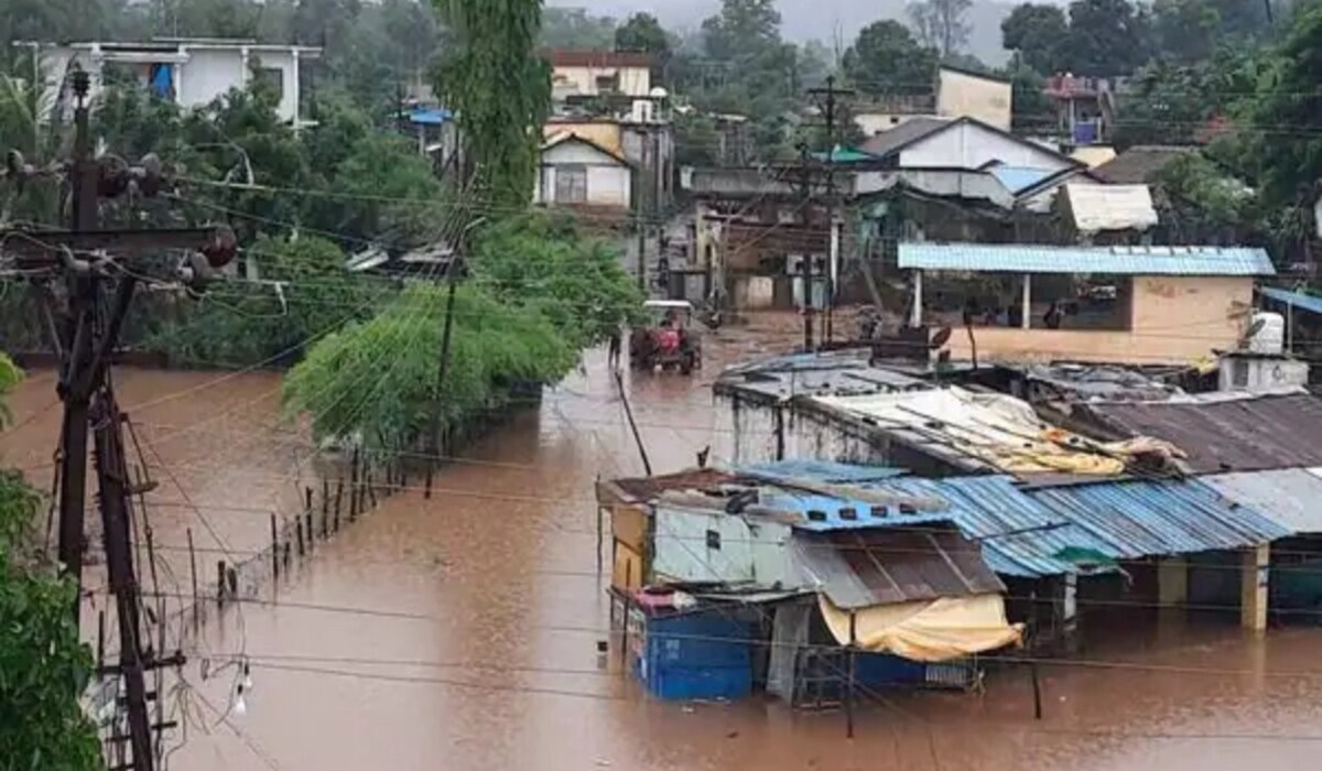 Floods in Uttar Pradesh: 17 जिलों में 700 गांवों पर प्रभाव, 11 लोगों की मौत बारिश से जुड़े हादसे 