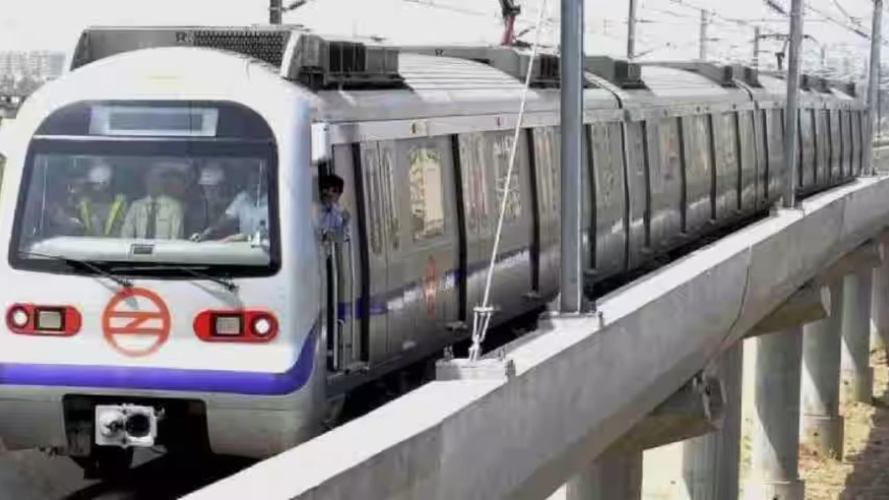 Delhi Metro: दिल्ली मेट्रो की रफ्तार धीमी हुई, चोरों द्वारा तार चोरी के कारण लाइन में खराबी, रेड लाइन की सेवाएं प्रभावित