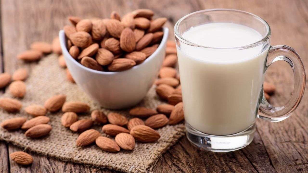 Almond Milk: स्वास्थ्य के लिए कितना फायदेमंद है बादाम का दूध? जानिए विशेषज्ञों की राय