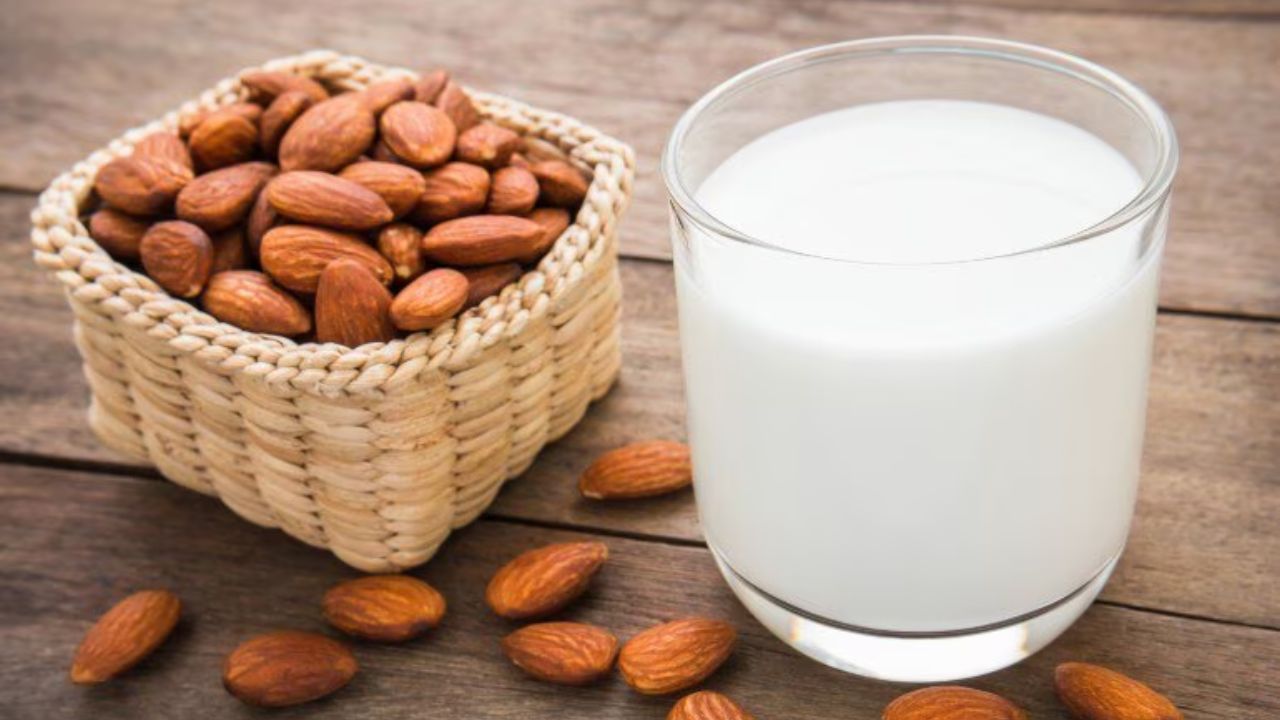 Almond Milk: स्वास्थ्य के लिए कितना फायदेमंद है बादाम का दूध? जानिए विशेषज्ञों की राय