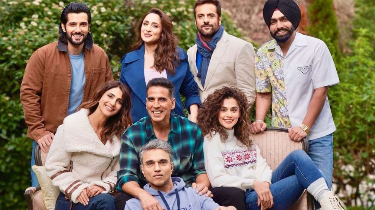 फिल्म 'Khel Khel Mein' की रिलीज से पहले Akshay Kumar ने की नेकदिली, घर के बाहर जरूरतमंदों को खिलाया खाना