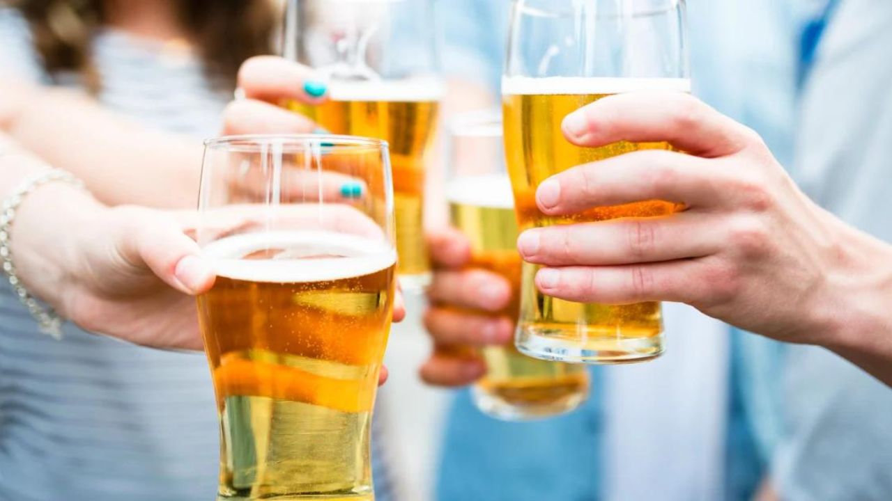 International Beer Day: क्या बीयर पीने से वास्तव में मोटापा बढ़ता है? जानें क्या है सच्चाई