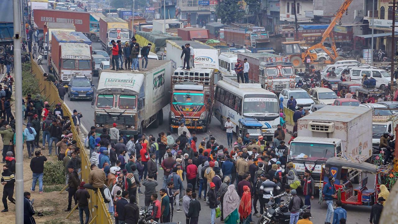 Rajasthan Bus Strike: राजस्थान में हड़ताल के कारण 30 हजार बसों के पहिये थमे, 40 लाख लोग प्रभावित, जानिए क्या हैं मांगें?