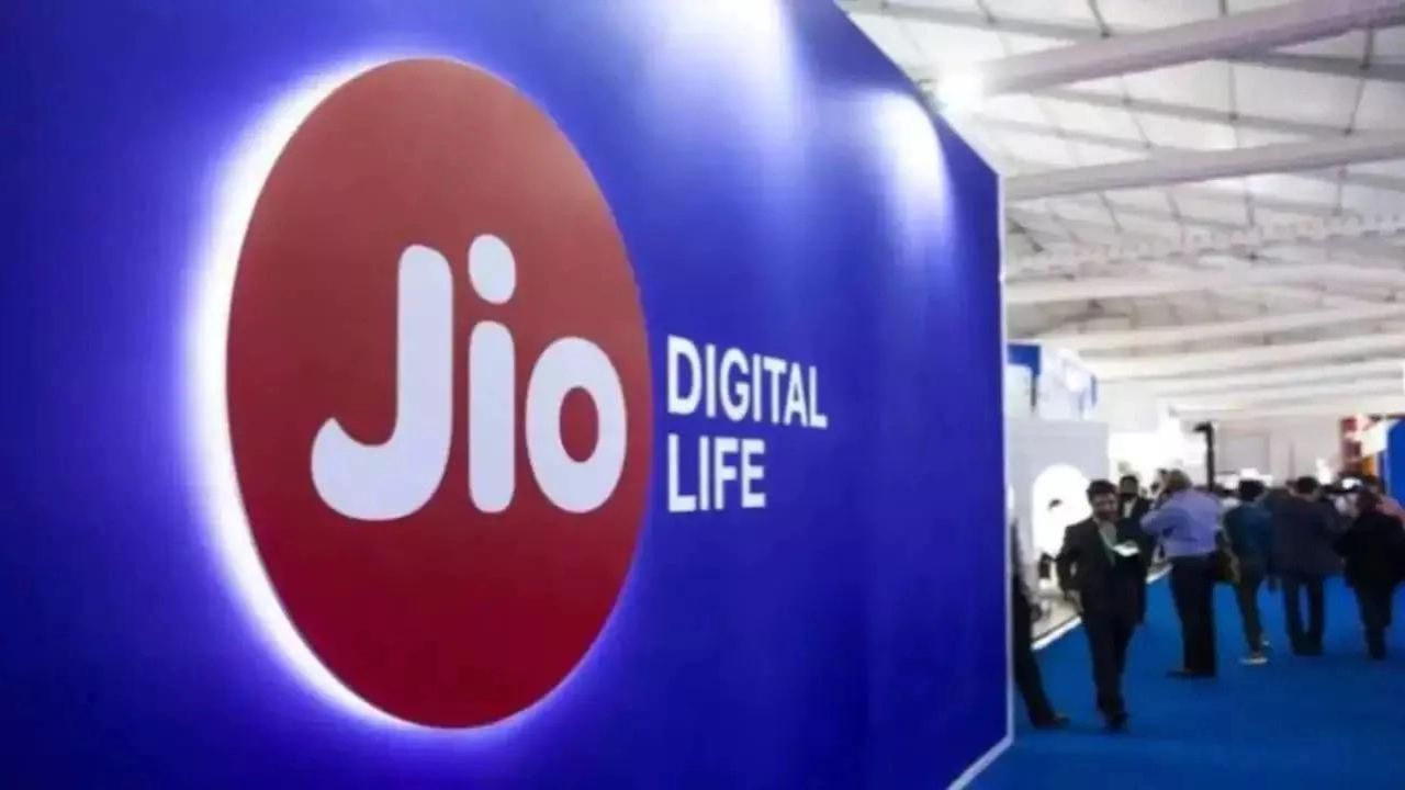 Jio Plan: Jio के सबसे सस्ते पोस्टपेड और प्रीपेड प्लान में क्या है अंतर, जानें 30 दिनों की वैलिडिटी के साथ