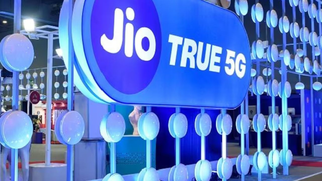 Jio Plan: Jio के सबसे सस्ते पोस्टपेड और प्रीपेड प्लान में क्या है अंतर, जानें 30 दिनों की वैलिडिटी के साथ