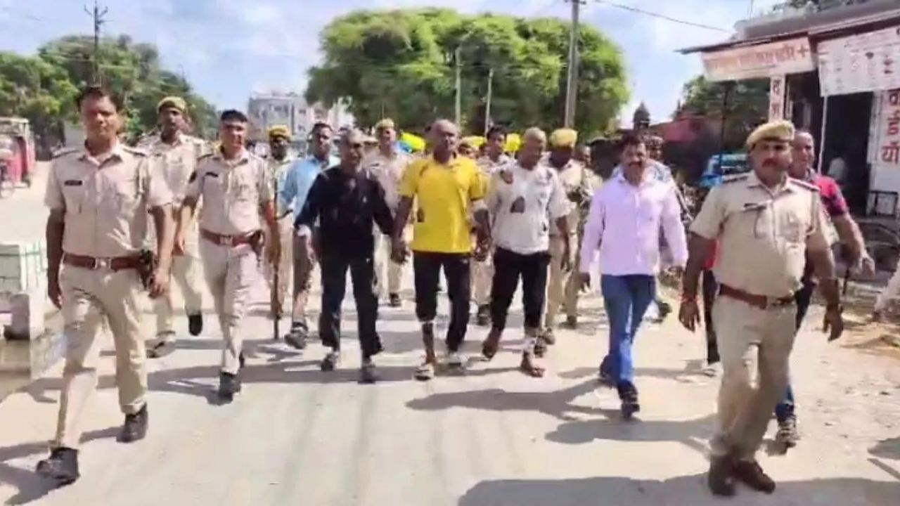 Rajasthan: दिनदहाड़े युवक की गोली मारकर हत्या, पुलिस ने आरोपियों का सिर मुंडवाया; शहर में निकाला मार्च