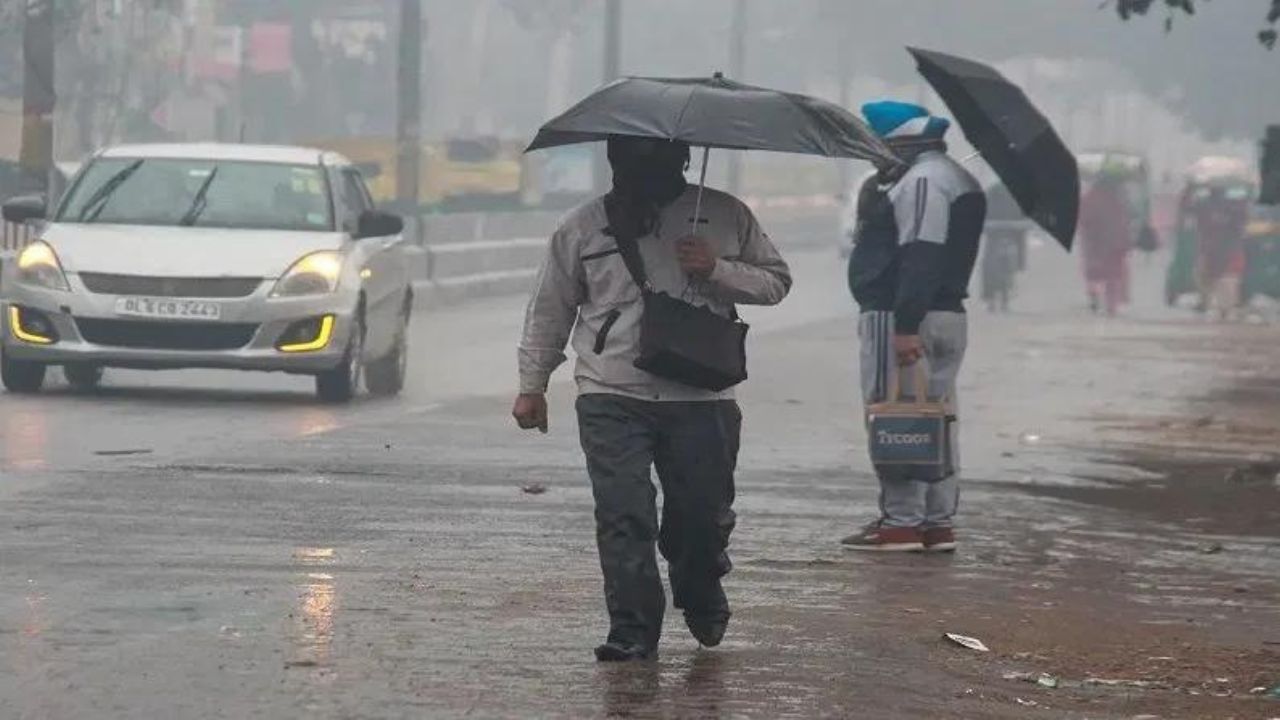 Delhi Weather update: दिल्ली-NCR में आज फिर बारिश की संभावना, पूरे दिन बादल छाए रहेंगे