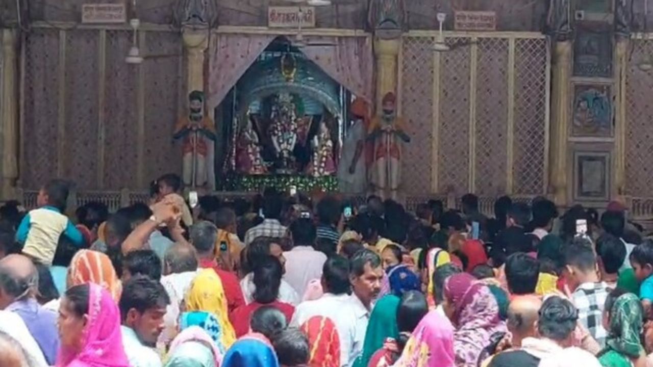 Karauli: हरियाली तीज पर झूला देखने के लिए भीड़ जमा, मदन मोहन मंदिर में पहुंचे श्रद्धालु