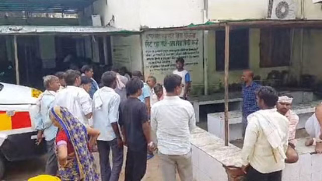 Karauli: सड़क हादसे में दो बाइक सवारों की मौत, परिजनों ने 50 लाख की आर्थिक सहायता और सरकारी नौकरी की मांग की