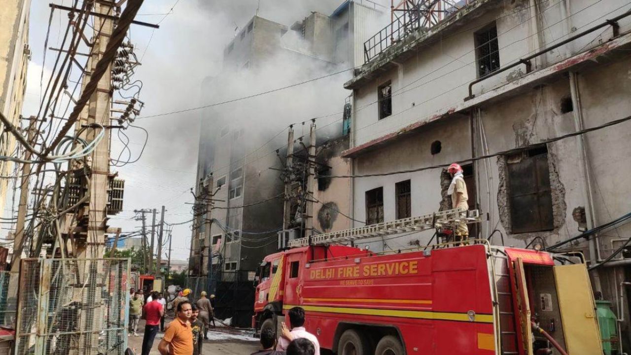 Delhi Fire: दिल्ली के जूता-सैंडल कारखाने में भीषण आग, बड़ा हादसा टला