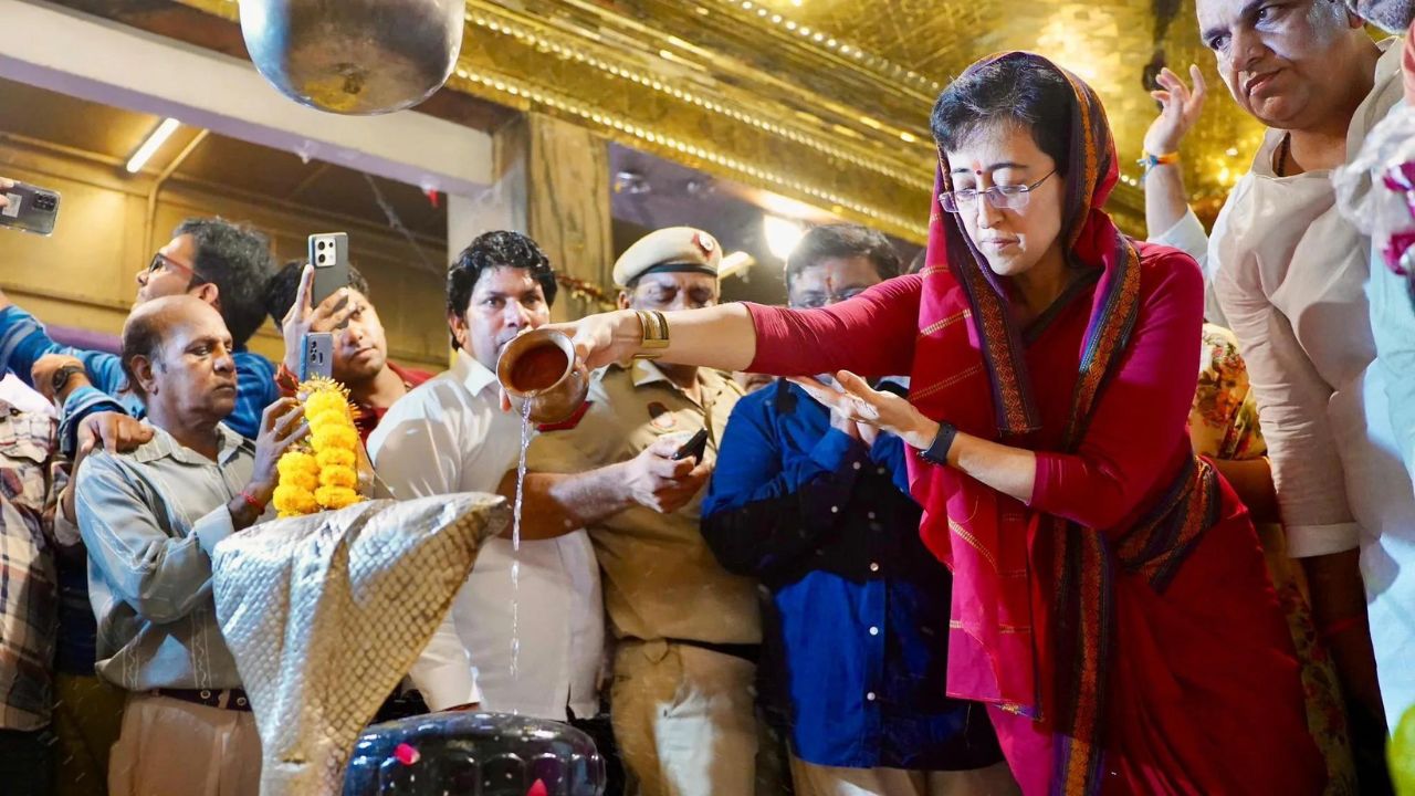 CM Atishi ने प्राचीन हनुमान मंदिर में किया पूजा, कहा - हनुमान जी हमेशा रहे हैं हमारे 'संकट मोचन'