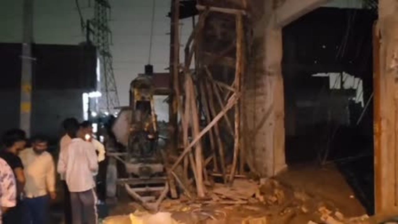 Delhi Building Collapsed: रोहिणी के मदनपुर डाबस में निर्माणाधीन इमारत का छत गिरने से दो मजदूरों की मौत, चार घायल