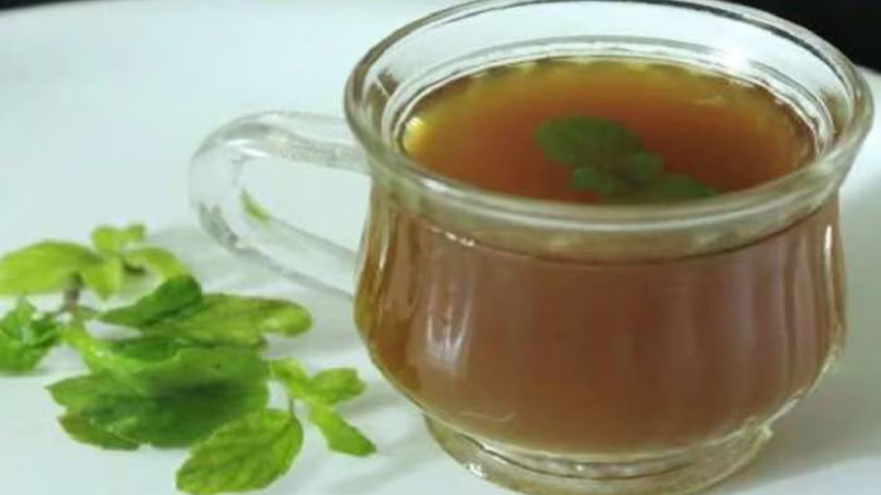 Kadha For Cold Cough: बारिश में भीगने से सर्दी और खांसी हो गई? तुरंत पिएं यह देसी काढ़ा!