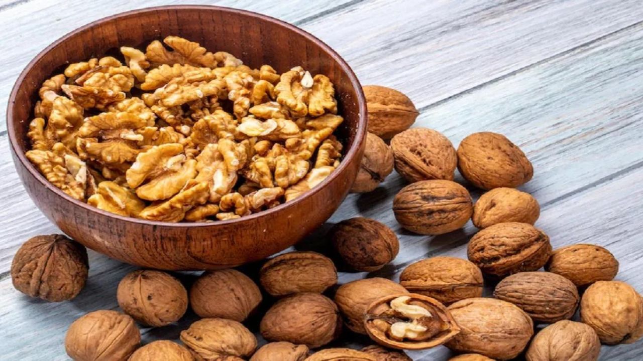 Walnut Benefits: हर सुबह अखरोट खाने के अद्भुत स्वास्थ्य लाभ, वजन कम होगा और मन तेज होगा