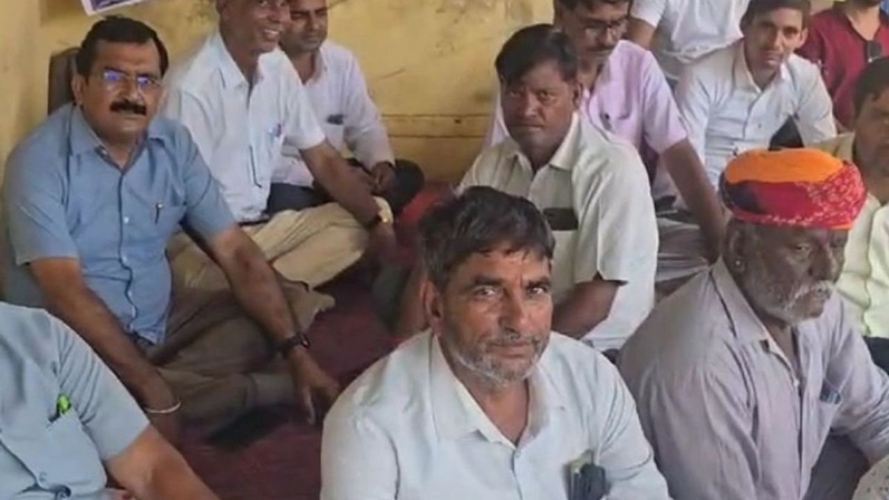 Karauli News: ग्राम विकास अधिकारी पर हमले के खिलाफ 21वें दिन भी जारी है धरना