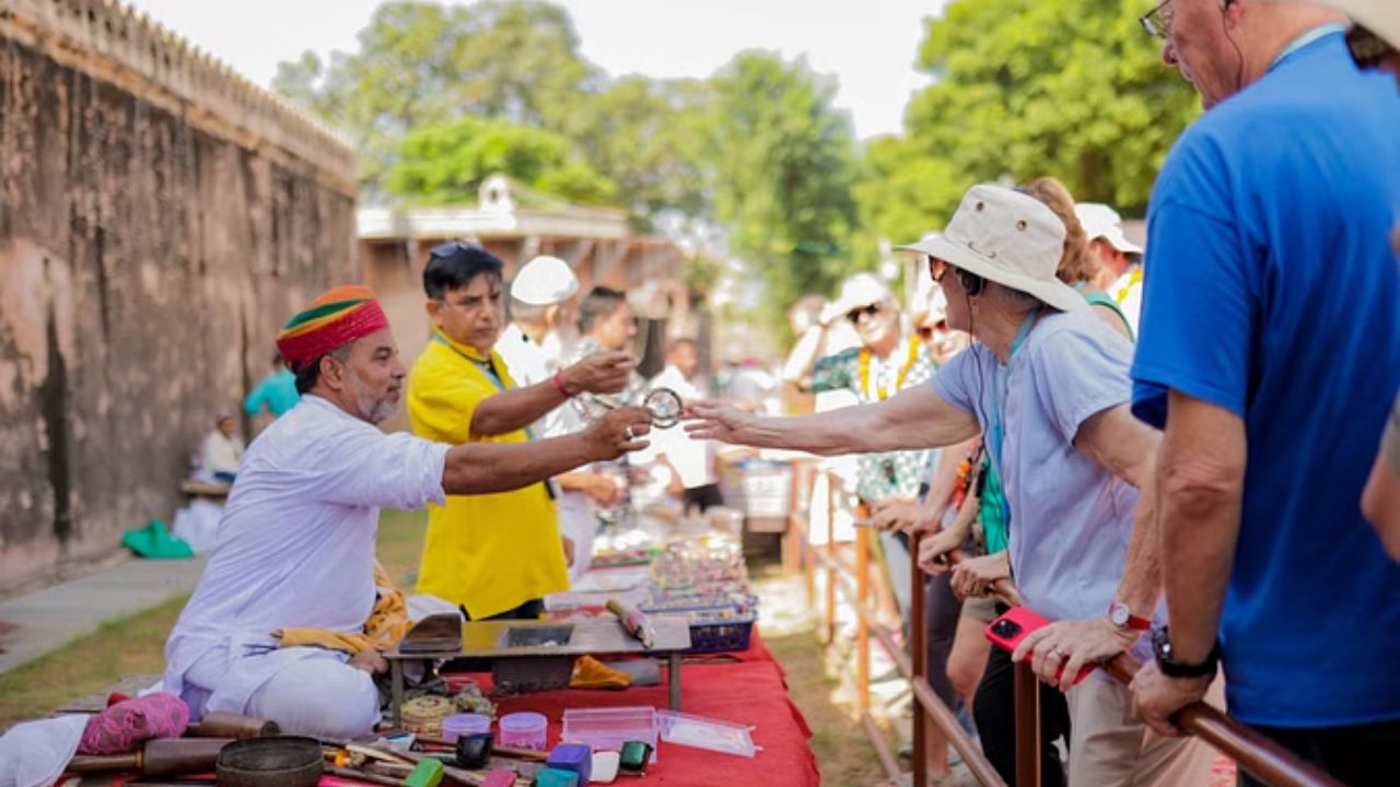 Dausa News: विश्व प्रसिद्ध चाँद बावड़ी में अभानेरी महोत्सव, विदेशी पर्यटकों ने सांस्कृतिक संध्या में किया नृत्य